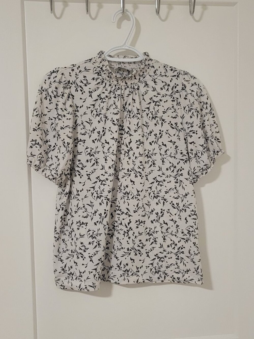Reitmans Floral Mock-Neck Short Sleeve Blouse (Size XS) - Picture 2 of 7